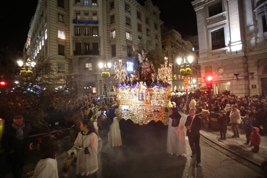 Los pasos de Jesús en el Huerto de los Olivos y María Santísima de la Amargura Coronada han salido de la calle Santiago y buscar la carrera oficial para luego vivir uno de los regresos que mayor número de personas congrega cada año