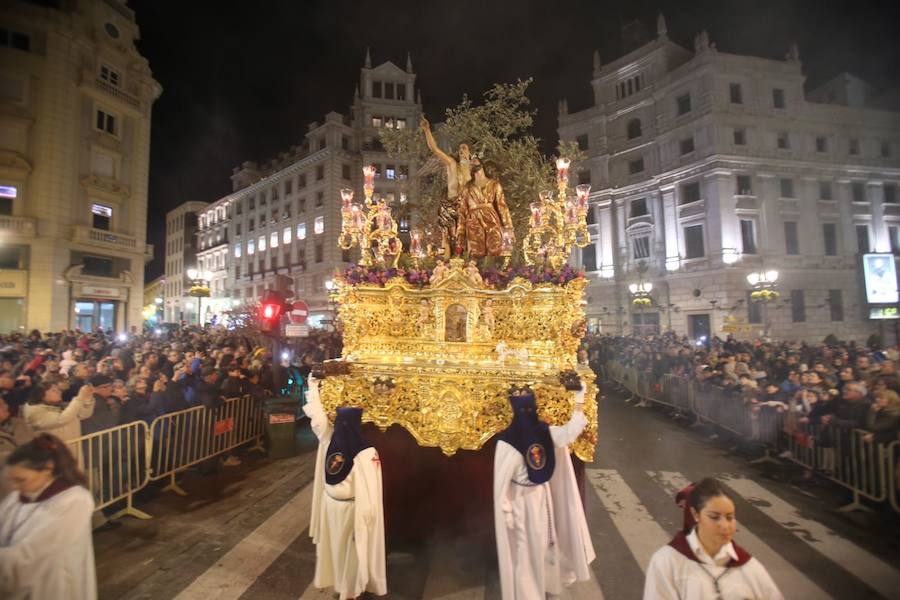 Los pasos de Jesús en el Huerto de los Olivos y María Santísima de la Amargura Coronada han salido de la calle Santiago y buscar la carrera oficial para luego vivir uno de los regresos que mayor número de personas congrega cada año