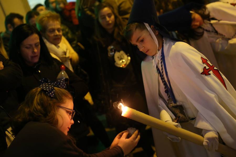 Los pasos de Jesús en el Huerto de los Olivos y María Santísima de la Amargura Coronada han salido de la calle Santiago y buscar la carrera oficial para luego vivir uno de los regresos que mayor número de personas congrega cada año