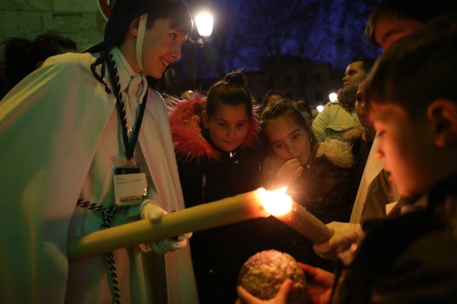 Los pasos de Jesús en el Huerto de los Olivos y María Santísima de la Amargura Coronada han salido de la calle Santiago y buscar la carrera oficial para luego vivir uno de los regresos que mayor número de personas congrega cada año