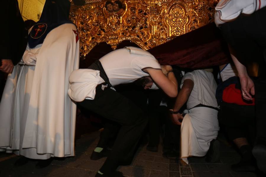 Los pasos de Jesús en el Huerto de los Olivos y María Santísima de la Amargura Coronada han salido de la calle Santiago y buscar la carrera oficial para luego vivir uno de los regresos que mayor número de personas congrega cada año