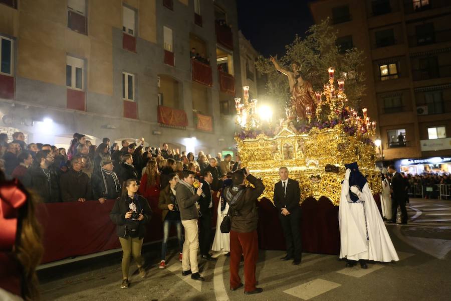 Los pasos de Jesús en el Huerto de los Olivos y María Santísima de la Amargura Coronada han salido de la calle Santiago y buscar la carrera oficial para luego vivir uno de los regresos que mayor número de personas congrega cada año