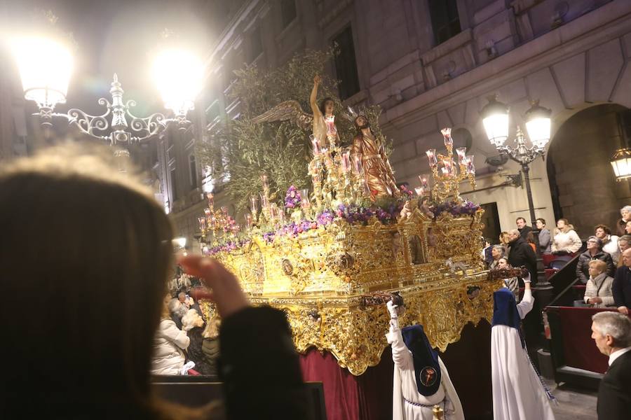 Los pasos de Jesús en el Huerto de los Olivos y María Santísima de la Amargura Coronada han salido de la calle Santiago y buscar la carrera oficial para luego vivir uno de los regresos que mayor número de personas congrega cada año