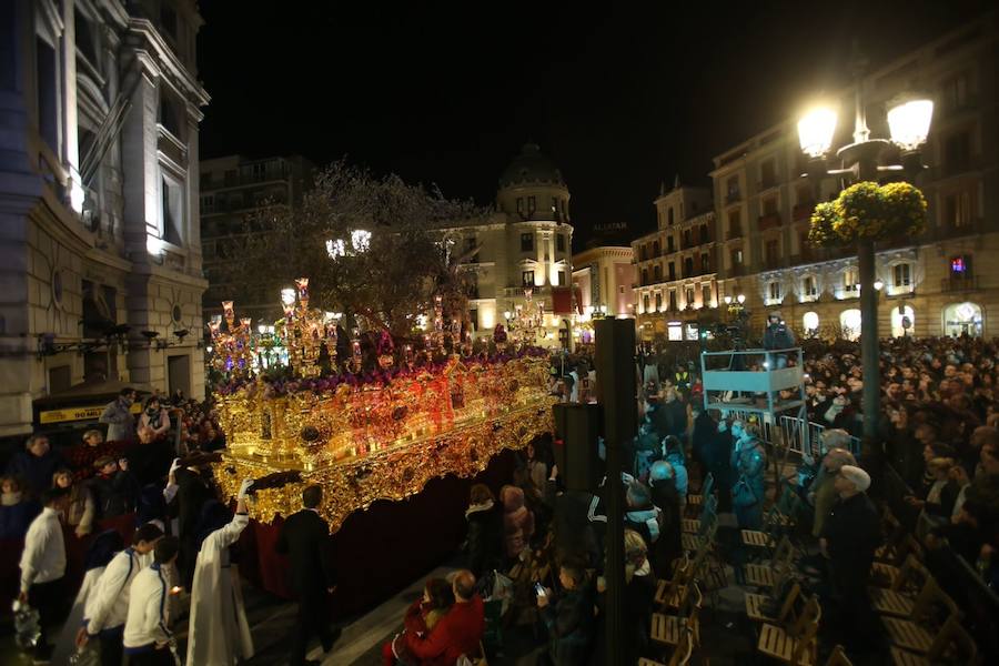 Los pasos de Jesús en el Huerto de los Olivos y María Santísima de la Amargura Coronada han salido de la calle Santiago y buscar la carrera oficial para luego vivir uno de los regresos que mayor número de personas congrega cada año