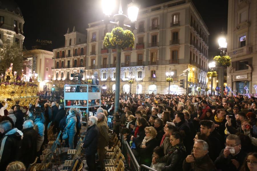 Los pasos de Jesús en el Huerto de los Olivos y María Santísima de la Amargura Coronada han salido de la calle Santiago y buscar la carrera oficial para luego vivir uno de los regresos que mayor número de personas congrega cada año