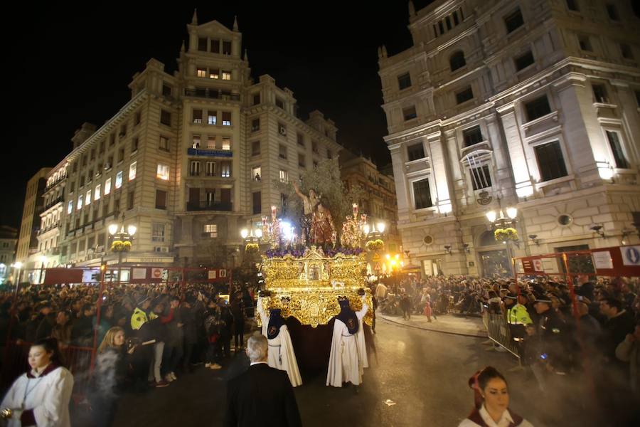 Los pasos de Jesús en el Huerto de los Olivos y María Santísima de la Amargura Coronada han salido de la calle Santiago y buscar la carrera oficial para luego vivir uno de los regresos que mayor número de personas congrega cada año