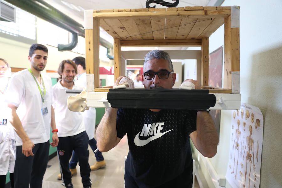 El alcalde de Granada, Francisco Cuenca, y el presidente del Colegio de Fisioterapeutas de Andalucía, Juan Manuel Niebla, han visitado el Centro de Atención al Costalero Jesús del Gran Poder junto con su directora, Montserrat Altemir