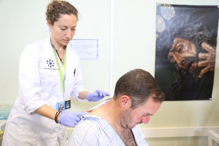 El alcalde de Granada, Francisco Cuenca, y el presidente del Colegio de Fisioterapeutas de Andalucía, Juan Manuel Niebla, han visitado el Centro de Atención al Costalero Jesús del Gran Poder junto con su directora, Montserrat Altemir