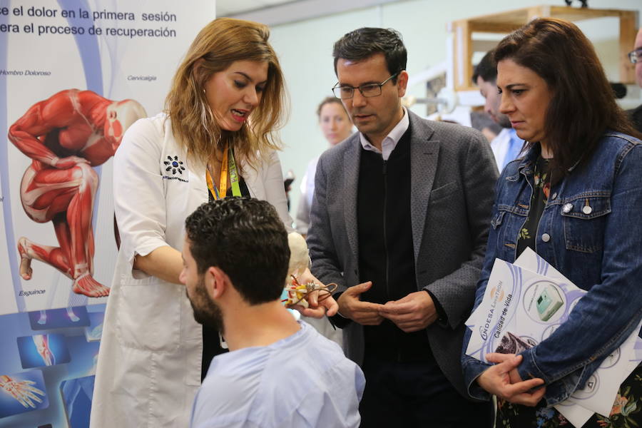 El alcalde de Granada, Francisco Cuenca, y el presidente del Colegio de Fisioterapeutas de Andalucía, Juan Manuel Niebla, han visitado el Centro de Atención al Costalero Jesús del Gran Poder junto con su directora, Montserrat Altemir