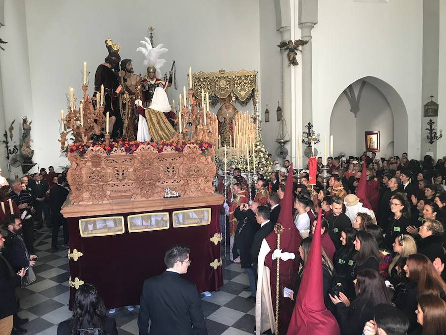 Las costaleras llevan al Cristo del Trabajo en un día radiante por las calles del Zaidín 