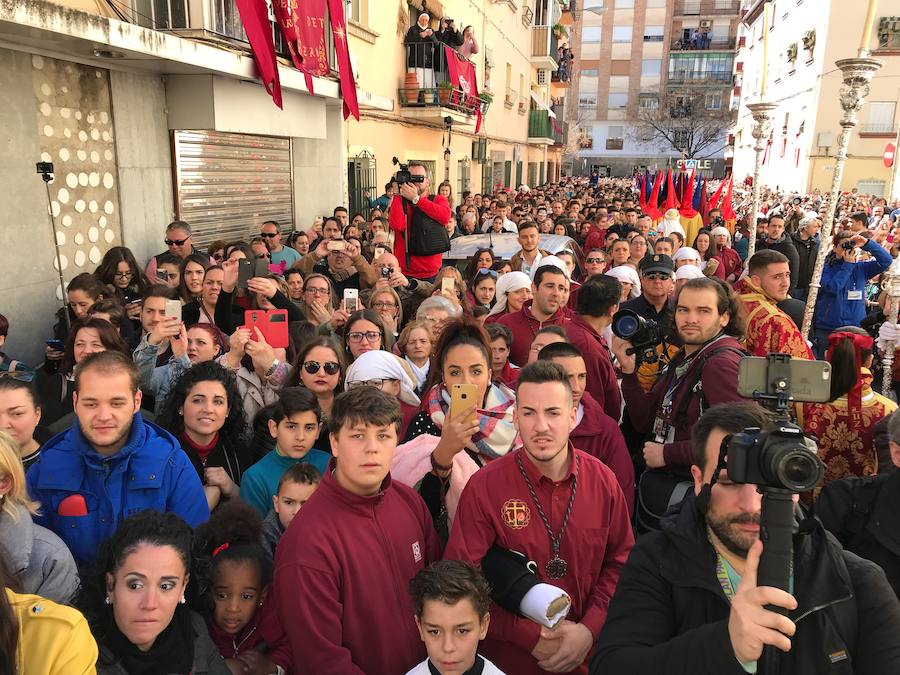 Las costaleras llevan al Cristo del Trabajo en un día radiante por las calles del Zaidín 