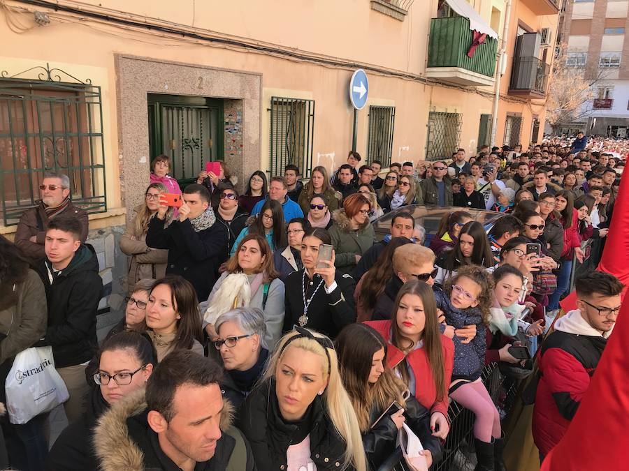 Las costaleras llevan al Cristo del Trabajo en un día radiante por las calles del Zaidín 