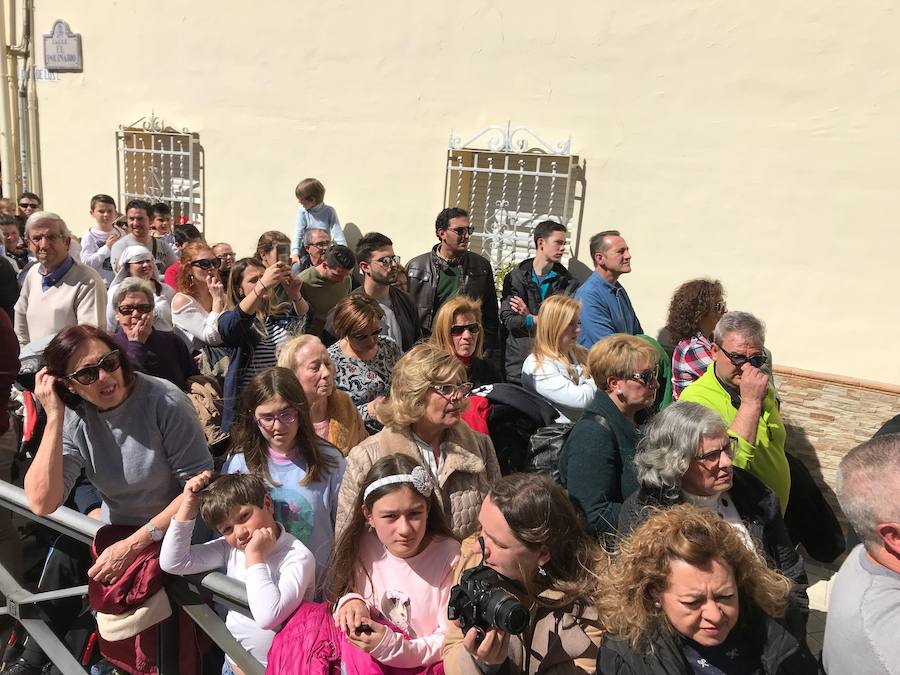 Las costaleras llevan al Cristo del Trabajo en un día radiante por las calles del Zaidín 