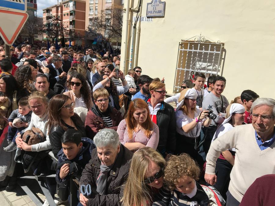 Las costaleras llevan al Cristo del Trabajo en un día radiante por las calles del Zaidín 