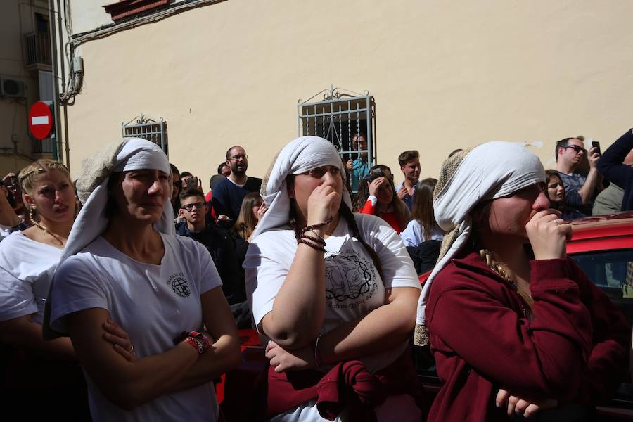 Las costaleras llevan al Cristo del Trabajo en un día radiante por las calles del Zaidín 