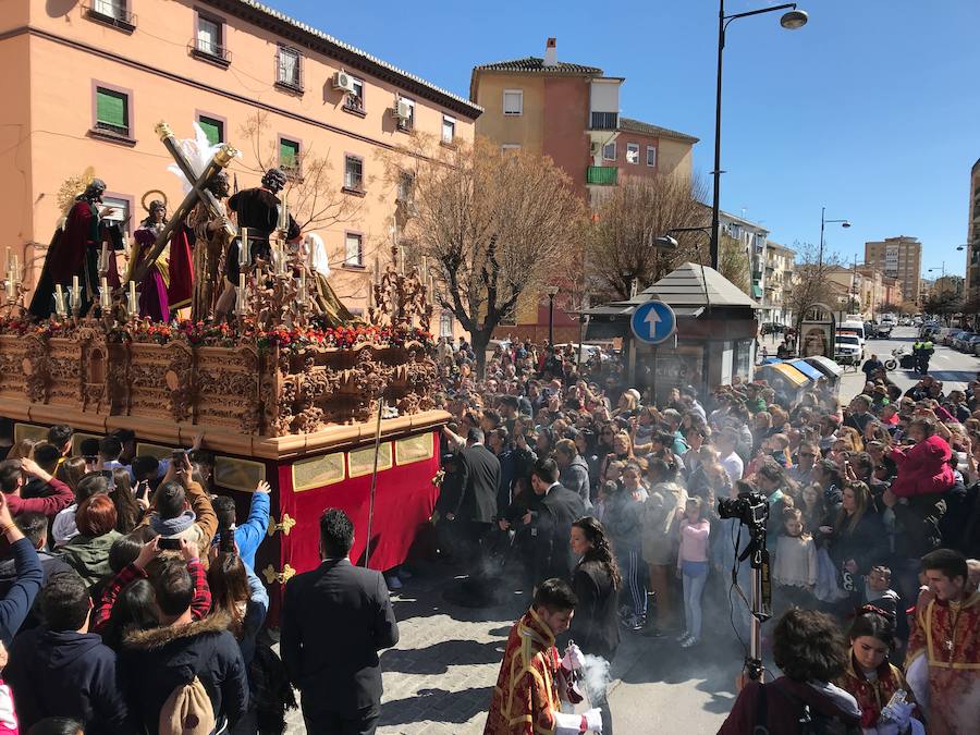 Las costaleras llevan al Cristo del Trabajo en un día radiante por las calles del Zaidín 