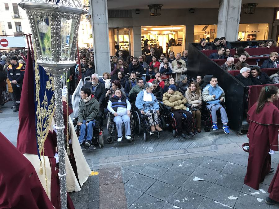 Las costaleras llevan al Cristo del Trabajo en un día radiante por las calles del Zaidín 