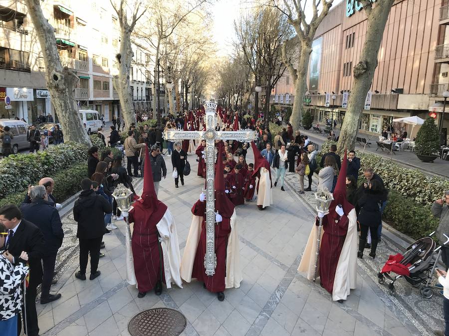 Las costaleras llevan al Cristo del Trabajo en un día radiante por las calles del Zaidín 