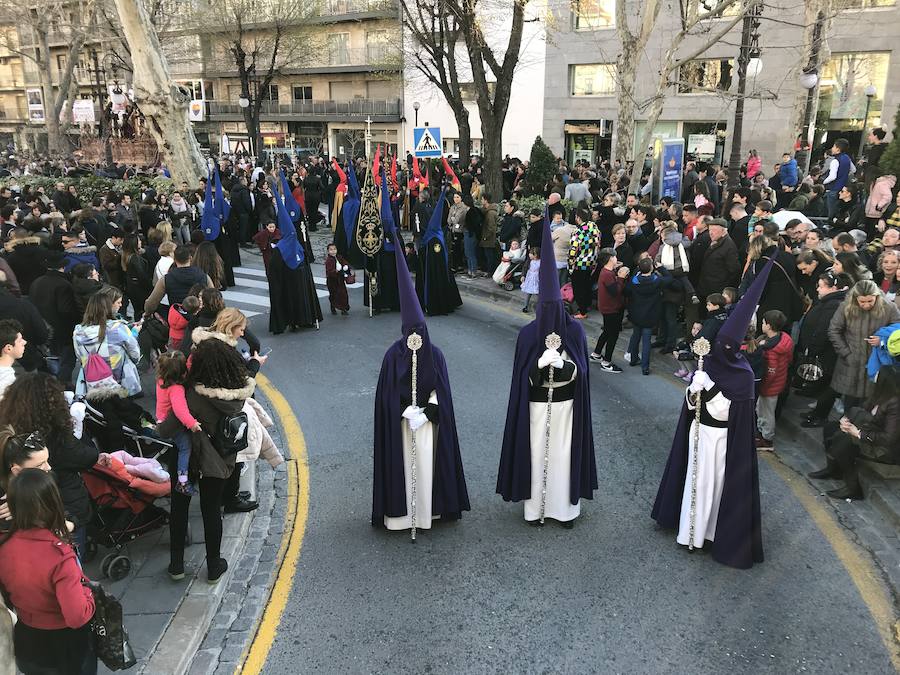 Las costaleras llevan al Cristo del Trabajo en un día radiante por las calles del Zaidín 