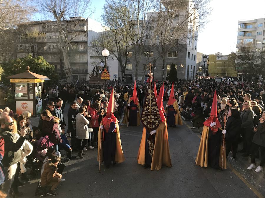 Las costaleras llevan al Cristo del Trabajo en un día radiante por las calles del Zaidín 