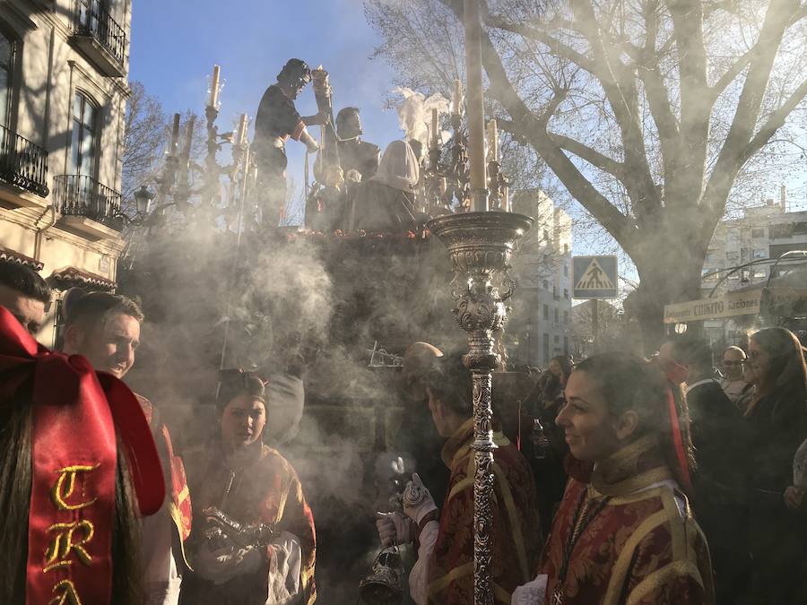 Las costaleras llevan al Cristo del Trabajo en un día radiante por las calles del Zaidín 