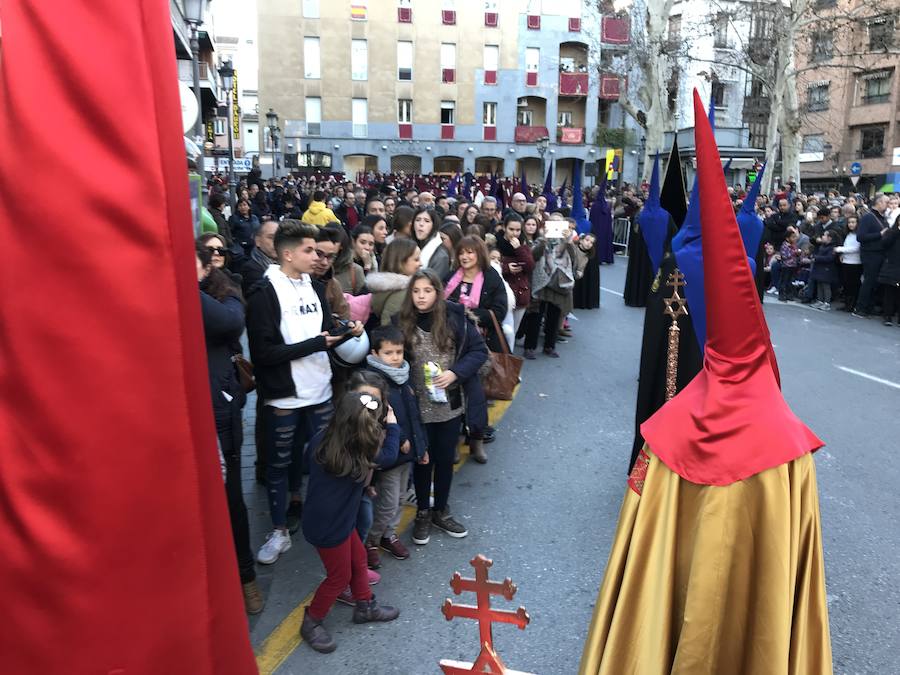 Las costaleras llevan al Cristo del Trabajo en un día radiante por las calles del Zaidín 