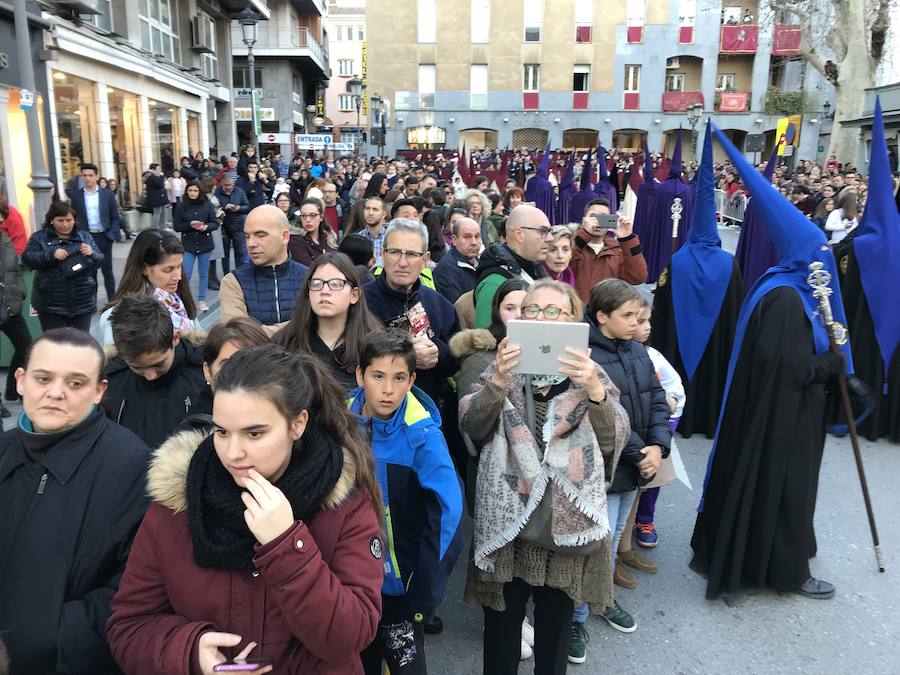 Las costaleras llevan al Cristo del Trabajo en un día radiante por las calles del Zaidín 