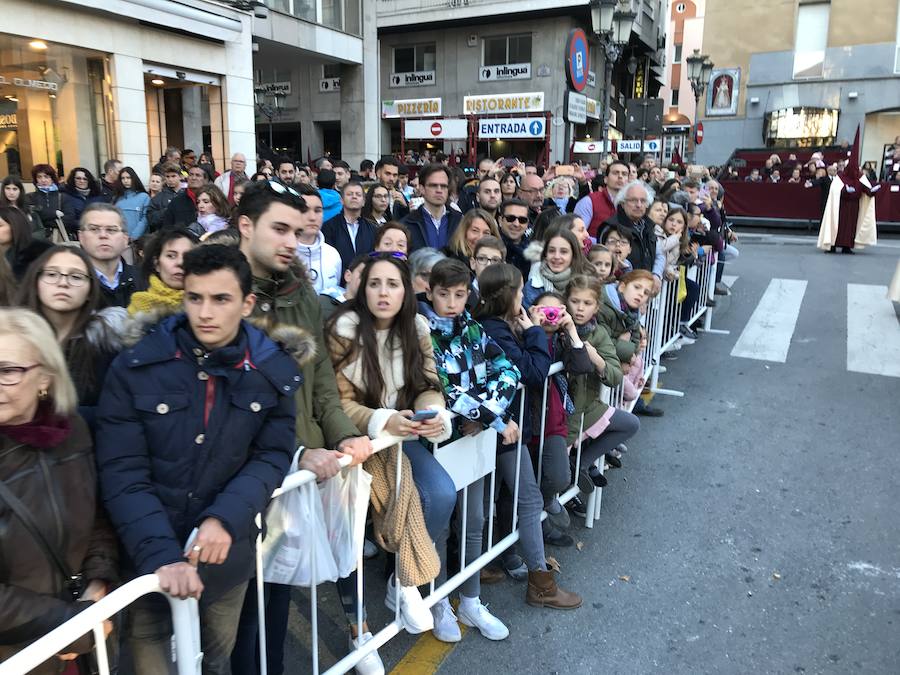 Las costaleras llevan al Cristo del Trabajo en un día radiante por las calles del Zaidín 