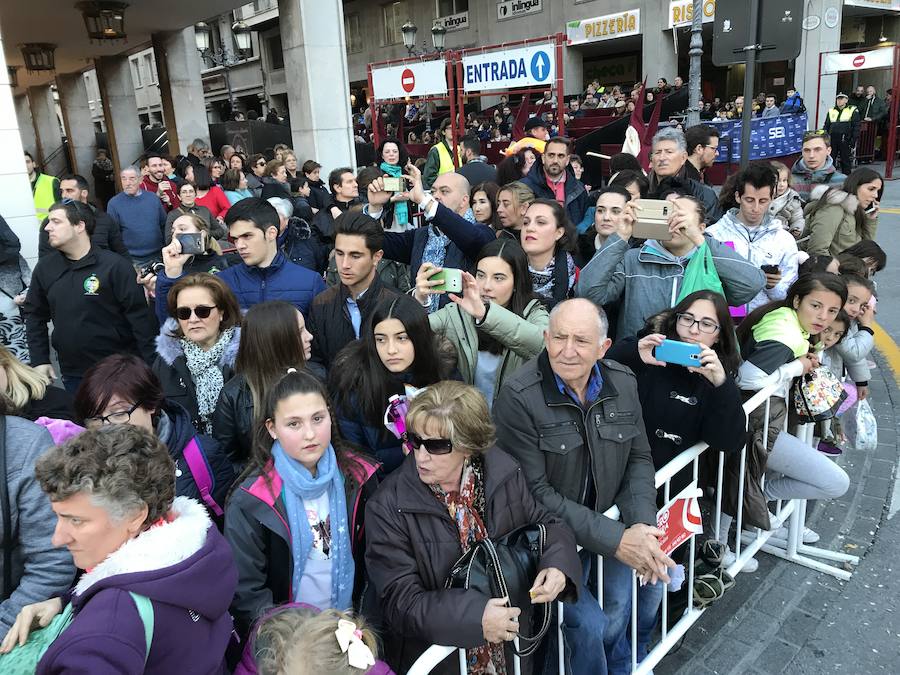 Las costaleras llevan al Cristo del Trabajo en un día radiante por las calles del Zaidín 