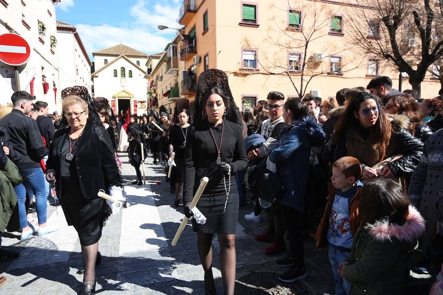 Las costaleras llevan al Cristo del Trabajo en un día radiante por las calles del Zaidín 