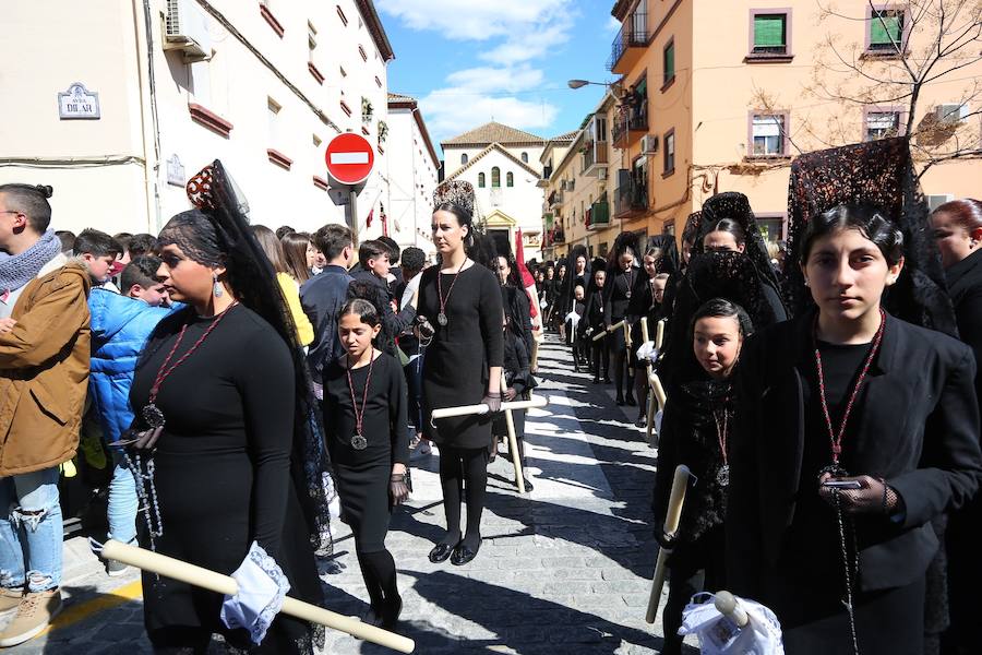 Las costaleras llevan al Cristo del Trabajo en un día radiante por las calles del Zaidín 