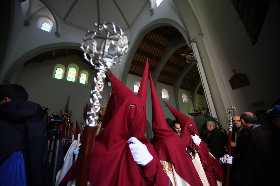 Las costaleras llevan al Cristo del Trabajo en un día radiante por las calles del Zaidín 