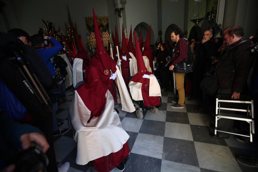 Las costaleras llevan al Cristo del Trabajo en un día radiante por las calles del Zaidín 