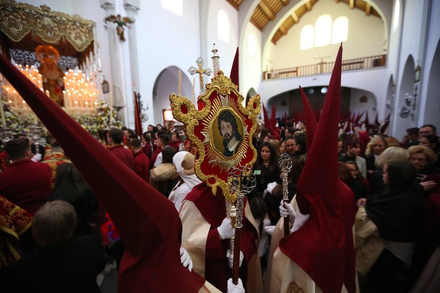 Las costaleras llevan al Cristo del Trabajo en un día radiante por las calles del Zaidín 