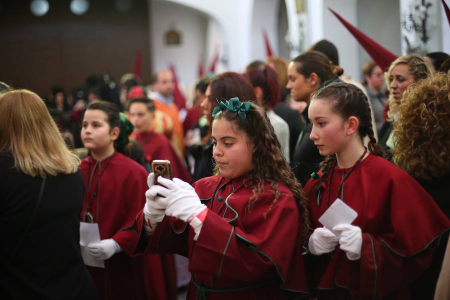 Las costaleras llevan al Cristo del Trabajo en un día radiante por las calles del Zaidín 