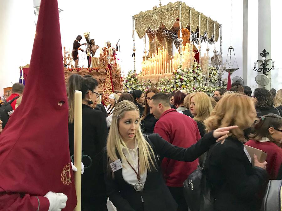 Las costaleras llevan al Cristo del Trabajo en un día radiante por las calles del Zaidín 