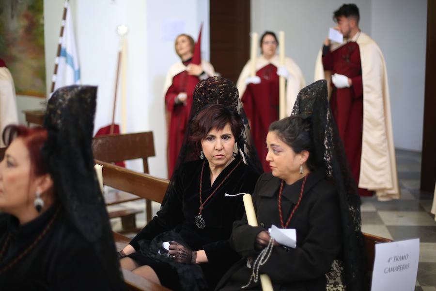 Las costaleras llevan al Cristo del Trabajo en un día radiante por las calles del Zaidín 