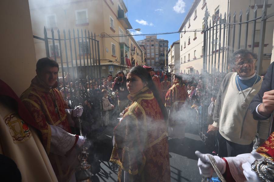 Las costaleras llevan al Cristo del Trabajo en un día radiante por las calles del Zaidín 