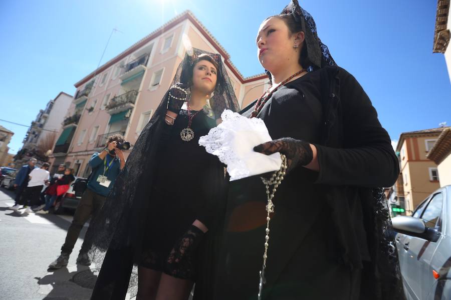 Las costaleras llevan al Cristo del Trabajo en un día radiante por las calles del Zaidín 