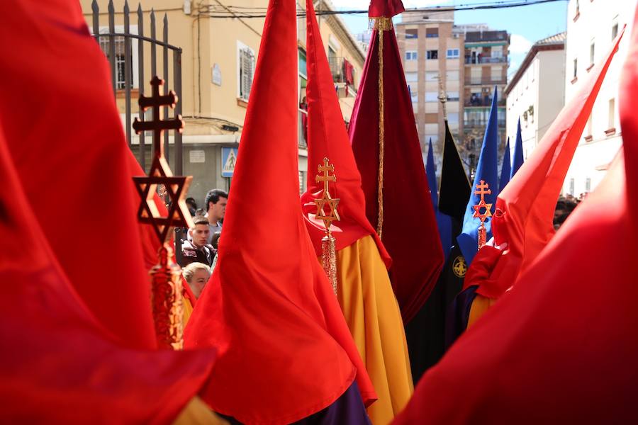 Las costaleras llevan al Cristo del Trabajo en un día radiante por las calles del Zaidín 