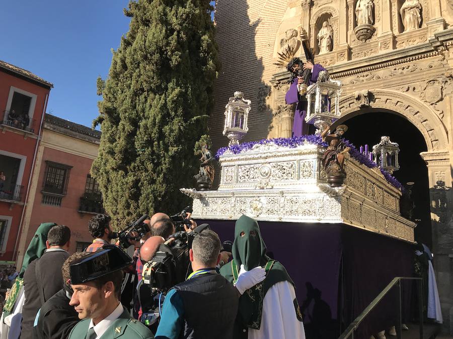 La Real Hermandad y Cofradía de Nazarenos de Nuestro Padre Jesús del Gran Poder y Nuestra Señora de La Esperanza por las calles de la ciudad.