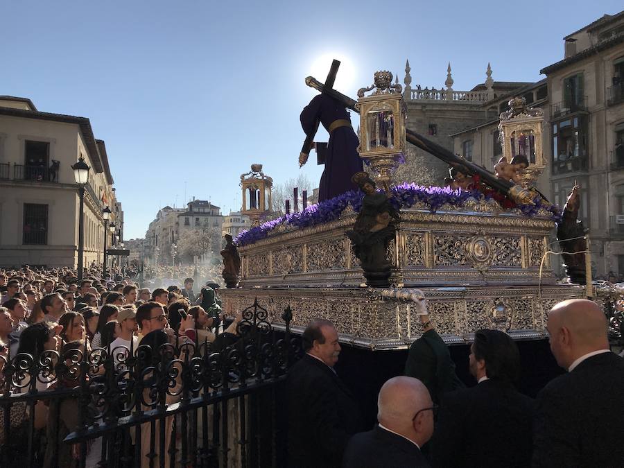 La Real Hermandad y Cofradía de Nazarenos de Nuestro Padre Jesús del Gran Poder y Nuestra Señora de La Esperanza por las calles de la ciudad.