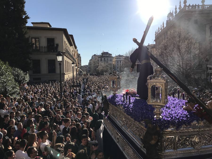 La Real Hermandad y Cofradía de Nazarenos de Nuestro Padre Jesús del Gran Poder y Nuestra Señora de La Esperanza por las calles de la ciudad.