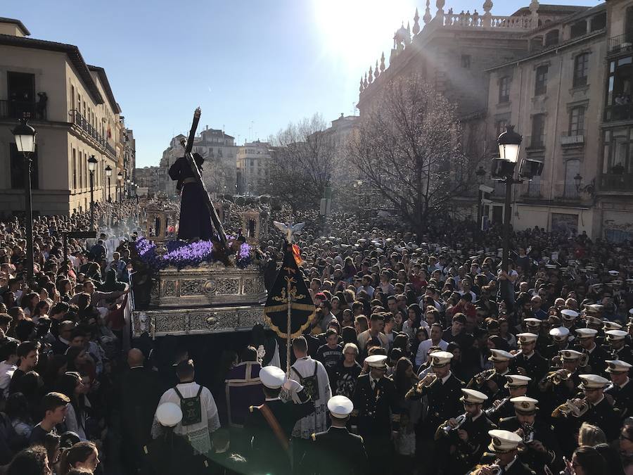 La Real Hermandad y Cofradía de Nazarenos de Nuestro Padre Jesús del Gran Poder y Nuestra Señora de La Esperanza por las calles de la ciudad.