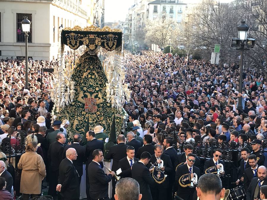 La Real Hermandad y Cofradía de Nazarenos de Nuestro Padre Jesús del Gran Poder y Nuestra Señora de La Esperanza por las calles de la ciudad.