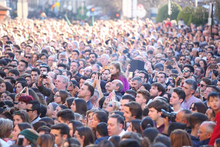 La Real Hermandad y Cofradía de Nazarenos de Nuestro Padre Jesús del Gran Poder y Nuestra Señora de La Esperanza por las calles de la ciudad.