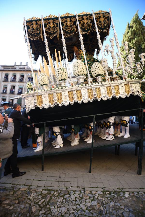 La Real Hermandad y Cofradía de Nazarenos de Nuestro Padre Jesús del Gran Poder y Nuestra Señora de La Esperanza por las calles de la ciudad.