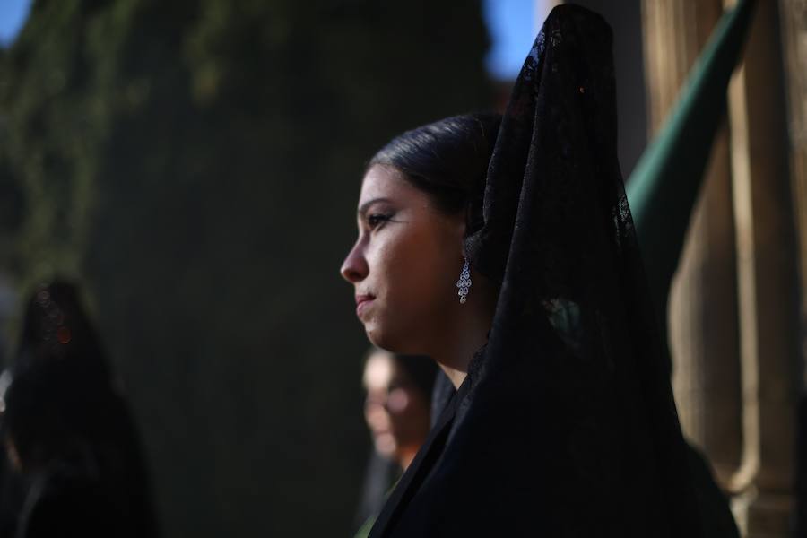 La Real Hermandad y Cofradía de Nazarenos de Nuestro Padre Jesús del Gran Poder y Nuestra Señora de La Esperanza por las calles de la ciudad.