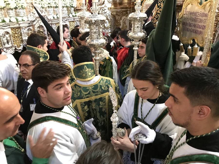 La Real Hermandad y Cofradía de Nazarenos de Nuestro Padre Jesús del Gran Poder y Nuestra Señora de La Esperanza por las calles de la ciudad.