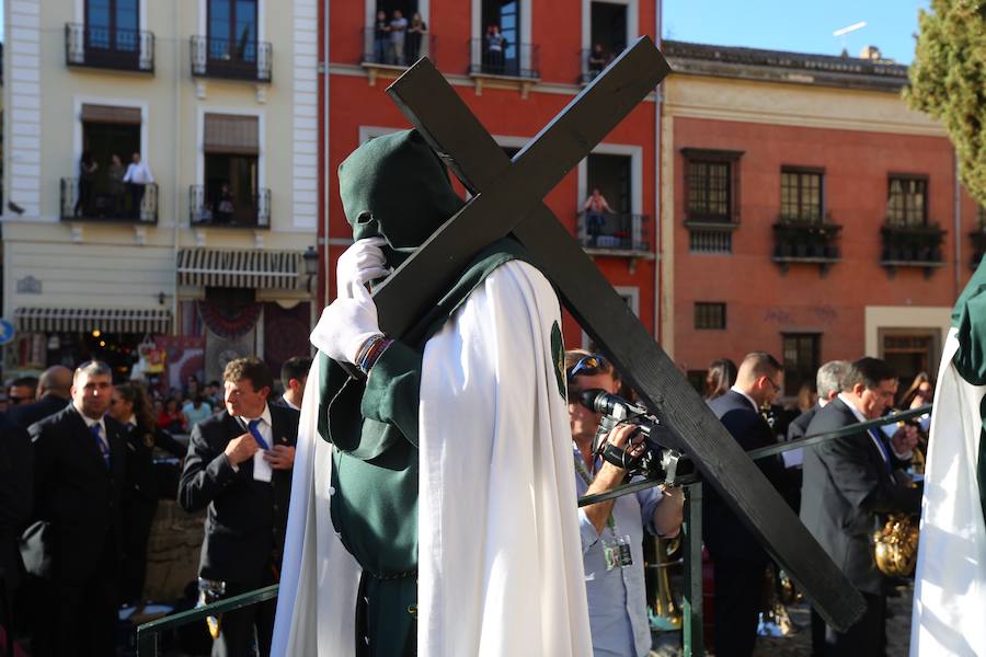 La Real Hermandad y Cofradía de Nazarenos de Nuestro Padre Jesús del Gran Poder y Nuestra Señora de La Esperanza por las calles de la ciudad.